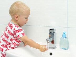 嬰幼兒體溫幾度算發燒？若是發現未滿六個月大的嬰幼兒體溫測量超過38度時，建議盡快就醫，因為發燒可能是寶寶身體受感染的警訊！