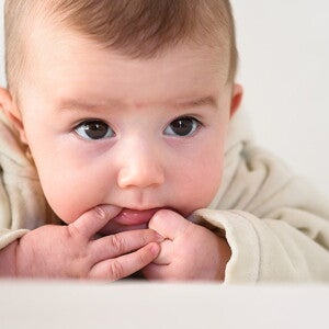 三個月嬰兒吃手的行為，讓寶寶可以更認識自己的雙手，逐漸能控制手指活動